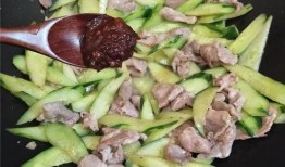 娱乐吃瓜酱姐弟恋,娱乐吃瓜酱的甜蜜爱情故事